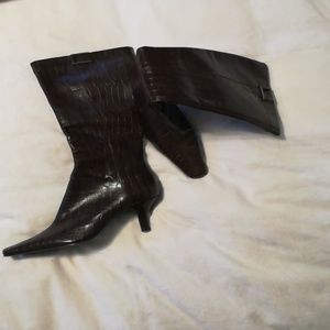 Brown leather boots in new condition